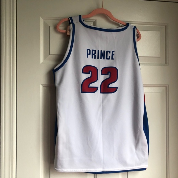 Reversible Detroit Pistons Jersey - Picture 7 of 8